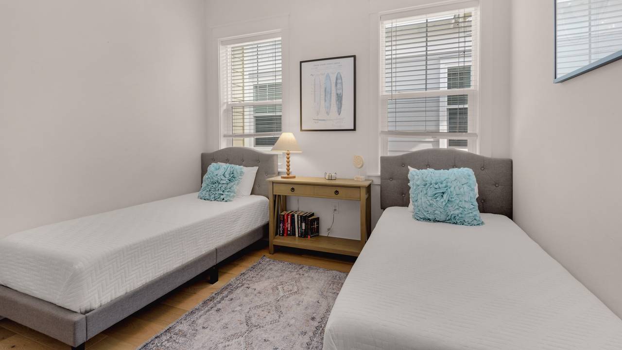 Prominence B - 30 Ray | Guest room w/ two twin beds & TV Prominence B - 30 Ray | Guest room w/ two twin beds & TV