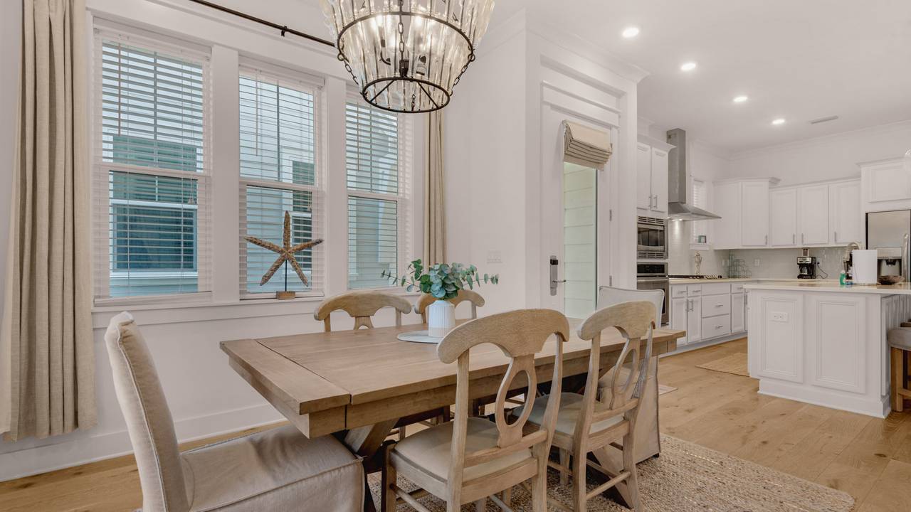 Prominence B - 30 Ray | Dining area Prominence B - 30 Ray | Dining area