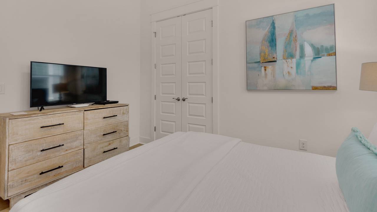 Prominence B - 30 Ray | Guest room w/ Queen bed & TV Prominence B - 30 Ray | Guest room w/ Queen bed & TV