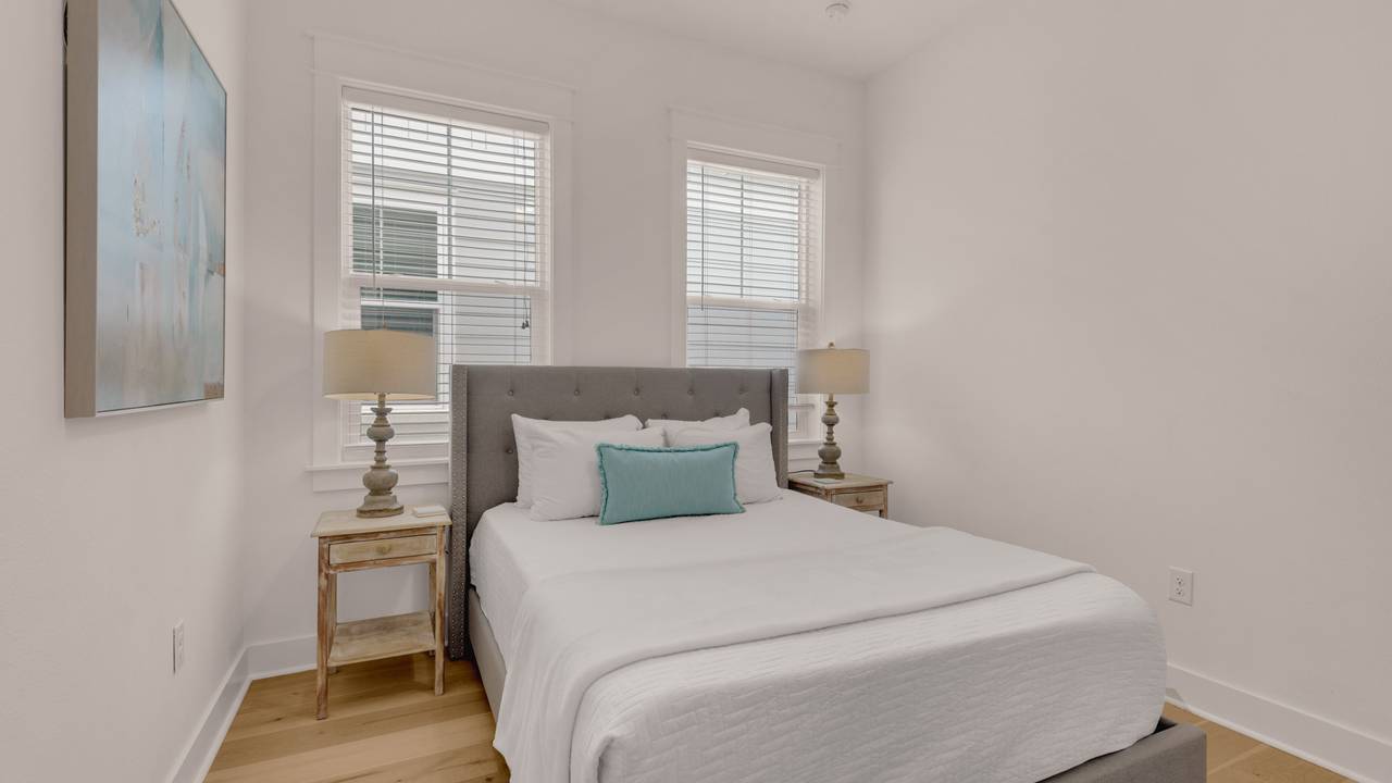 Prominence B - 30 Ray | Guest room w/ Queen bed & TV Prominence B - 30 Ray | Guest room w/ Queen bed & TV