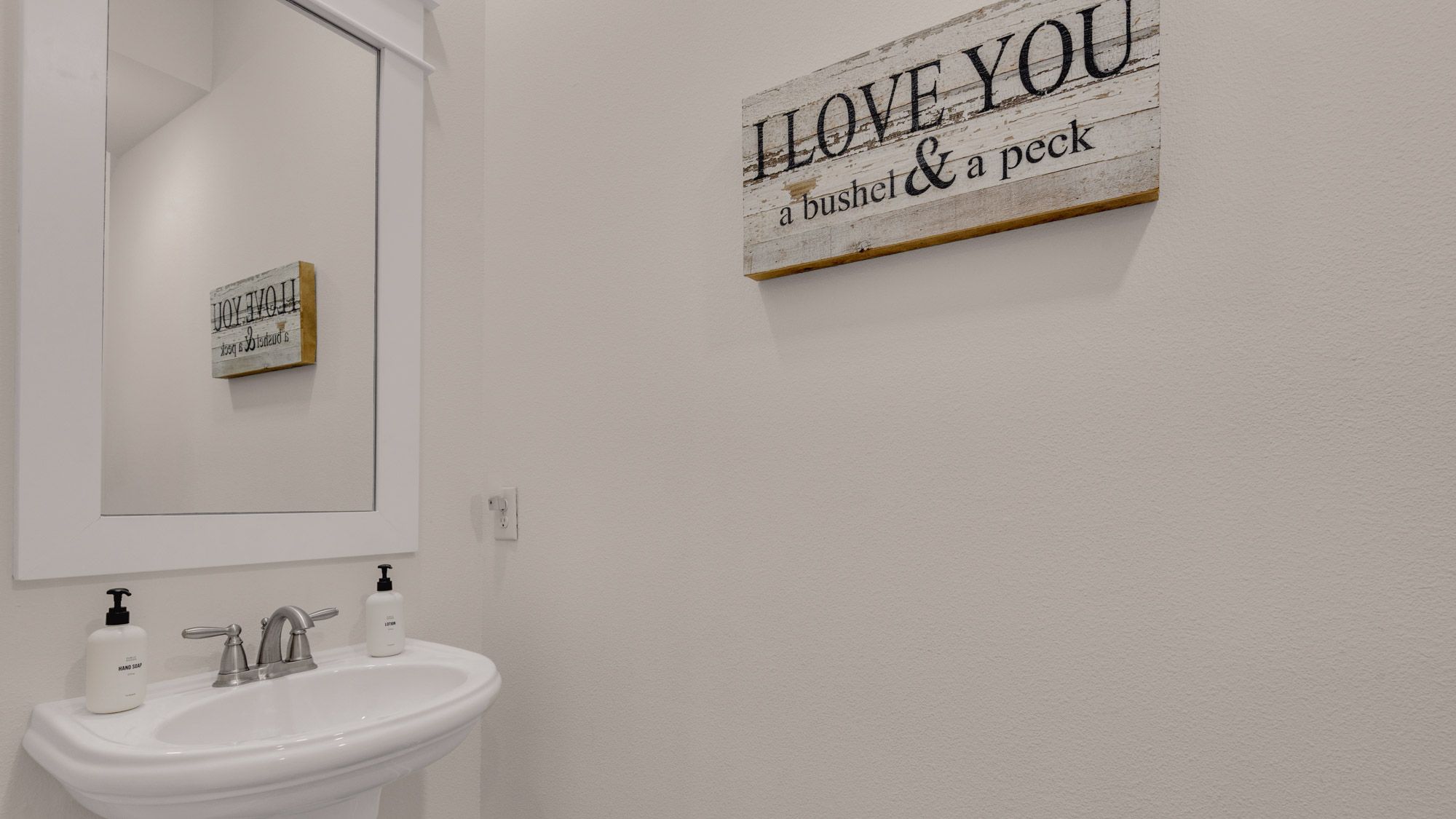 Prominence B - 30 Ray | Half bathroom