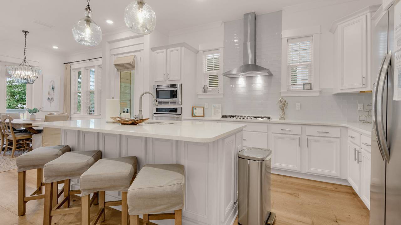 Prominence B - 30 Ray | Kitchen area Prominence B - 30 Ray | Kitchen area