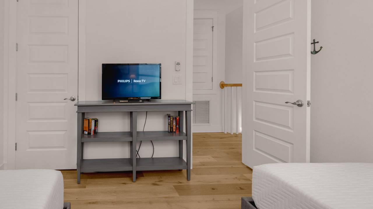 Prominence B - 30 Ray | Guest room w/ two twin beds & TV Prominence B - 30 Ray | Guest room w/ two twin beds & TV