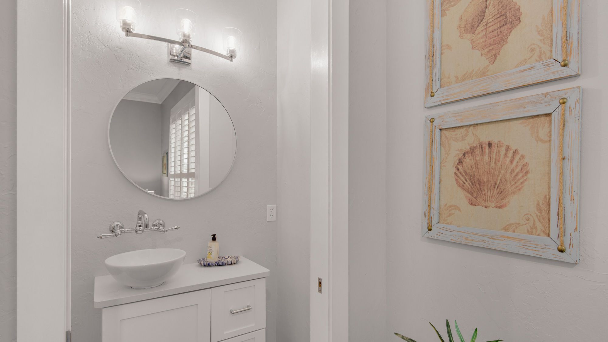 Magnolia Breeze - Half bathroom