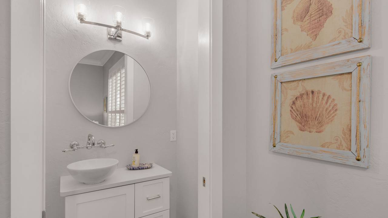 Magnolia Breeze - Half bathroom Magnolia Breeze - Half bathroom