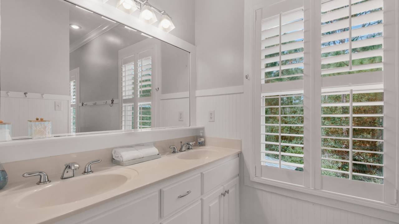 Magnolia Breeze - Shared bathroom Magnolia Breeze - Shared bathroom