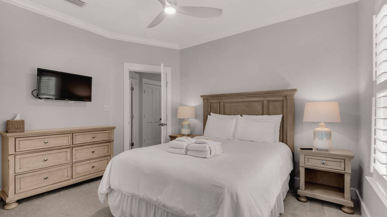 Magnolia Breeze - Guest bedroom w/ Queen bed Magnolia Breeze - Guest bedroom w/ Queen bed