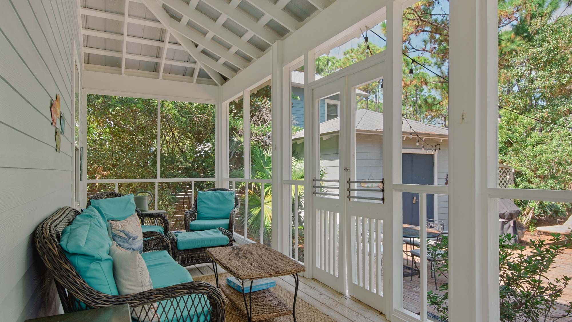 Magnolia Breeze - Screened in back porch