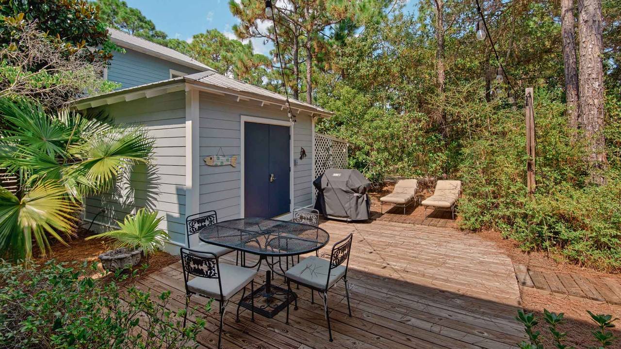 Magnolia Breeze - Outdoor dining and gas grill Magnolia Breeze - Outdoor dining and gas grill