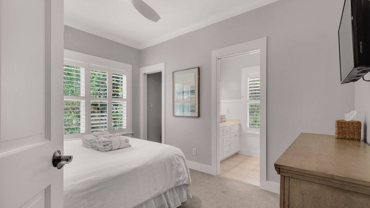 Magnolia Breeze - Guest bedroom w/ Queen bed Magnolia Breeze - Guest bedroom w/ Queen bed