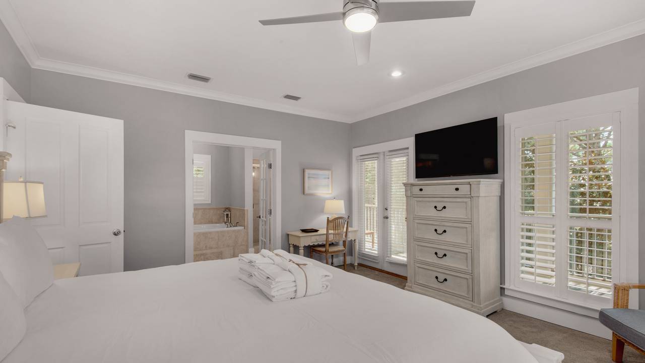 Magnolia Breeze - Master Bedroom w/ King bed Magnolia Breeze - Master Bedroom w/ King bed