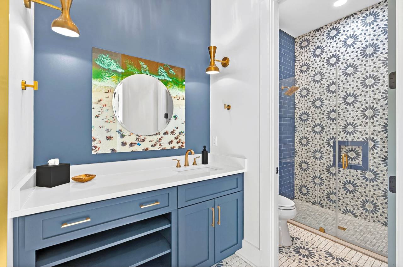 4th Floor - Bathroom 4th Floor - Bathroom