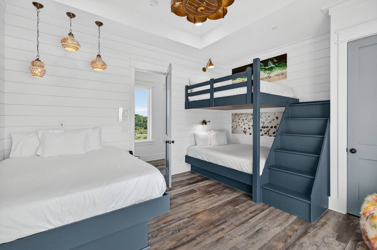 4th Floor - Queen bed, Queen-over-Queen bunk bed 4th Floor - Queen bed, Queen-over-Queen bunk bed