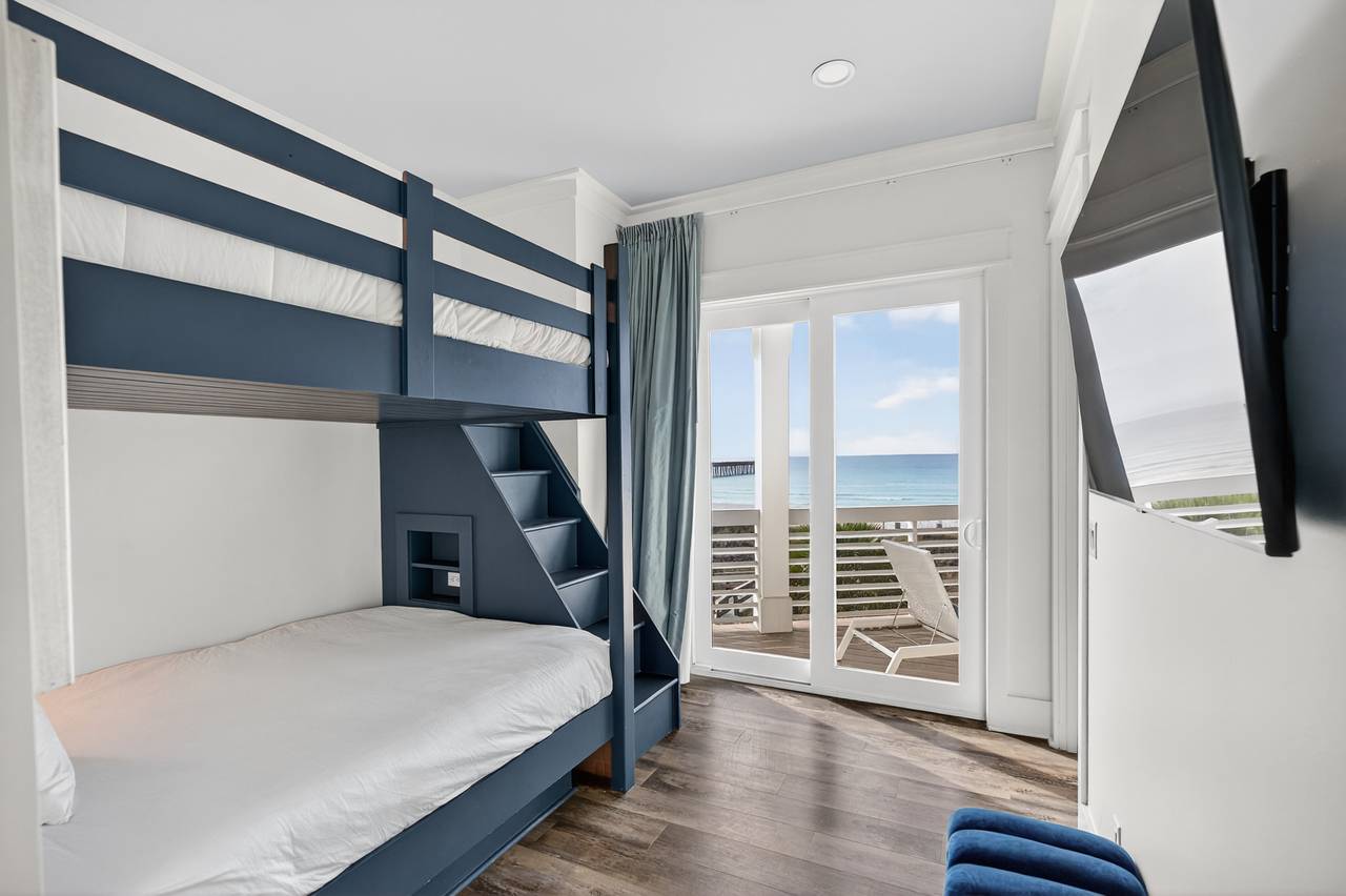 2nd Floor - Queen Bunk Room with Balcony Access 2nd Floor - Queen Bunk Room with Balcony Access