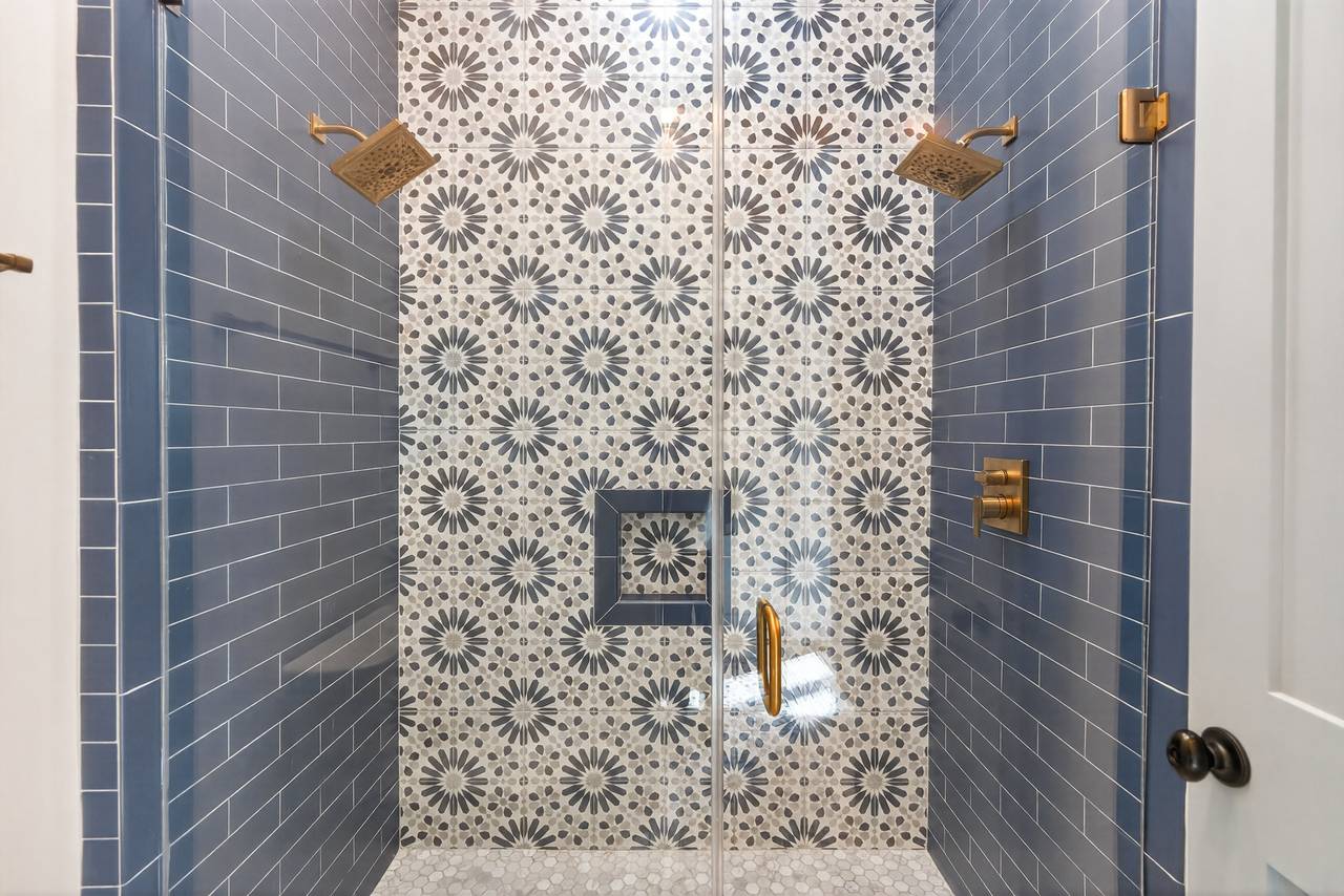 4th Floor - Bathroom 4th Floor - Bathroom