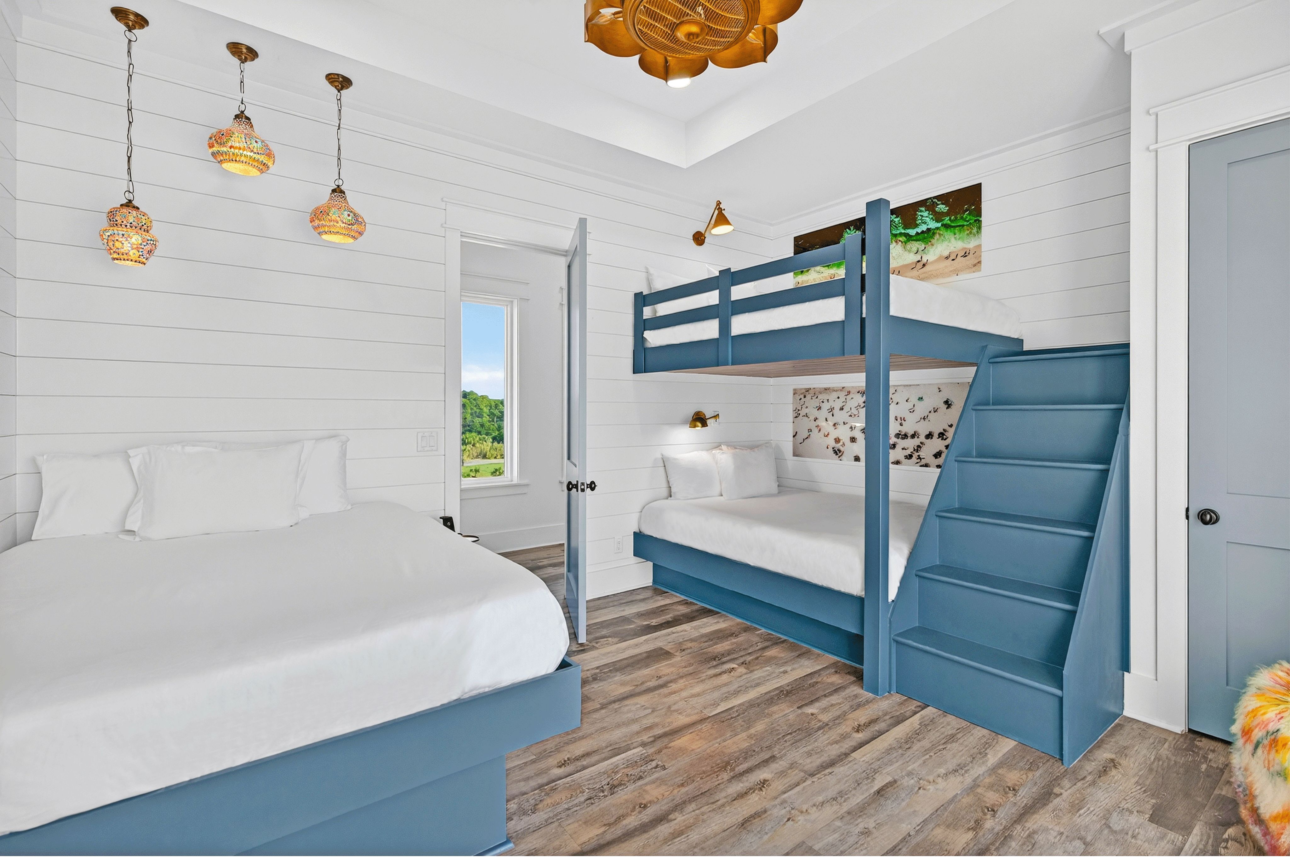 4th Floor - Queen bed, Queen-over-Queen bunk bed