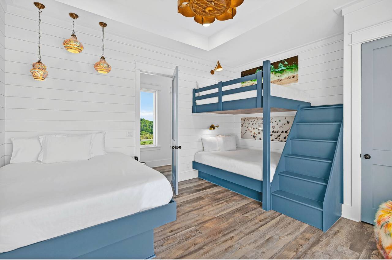 4th Floor - Queen bed, Queen-over-Queen bunk bed 4th Floor - Queen bed, Queen-over-Queen bunk bed