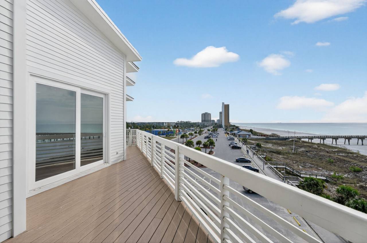 4th Floor - Balcony 4th Floor - Balcony