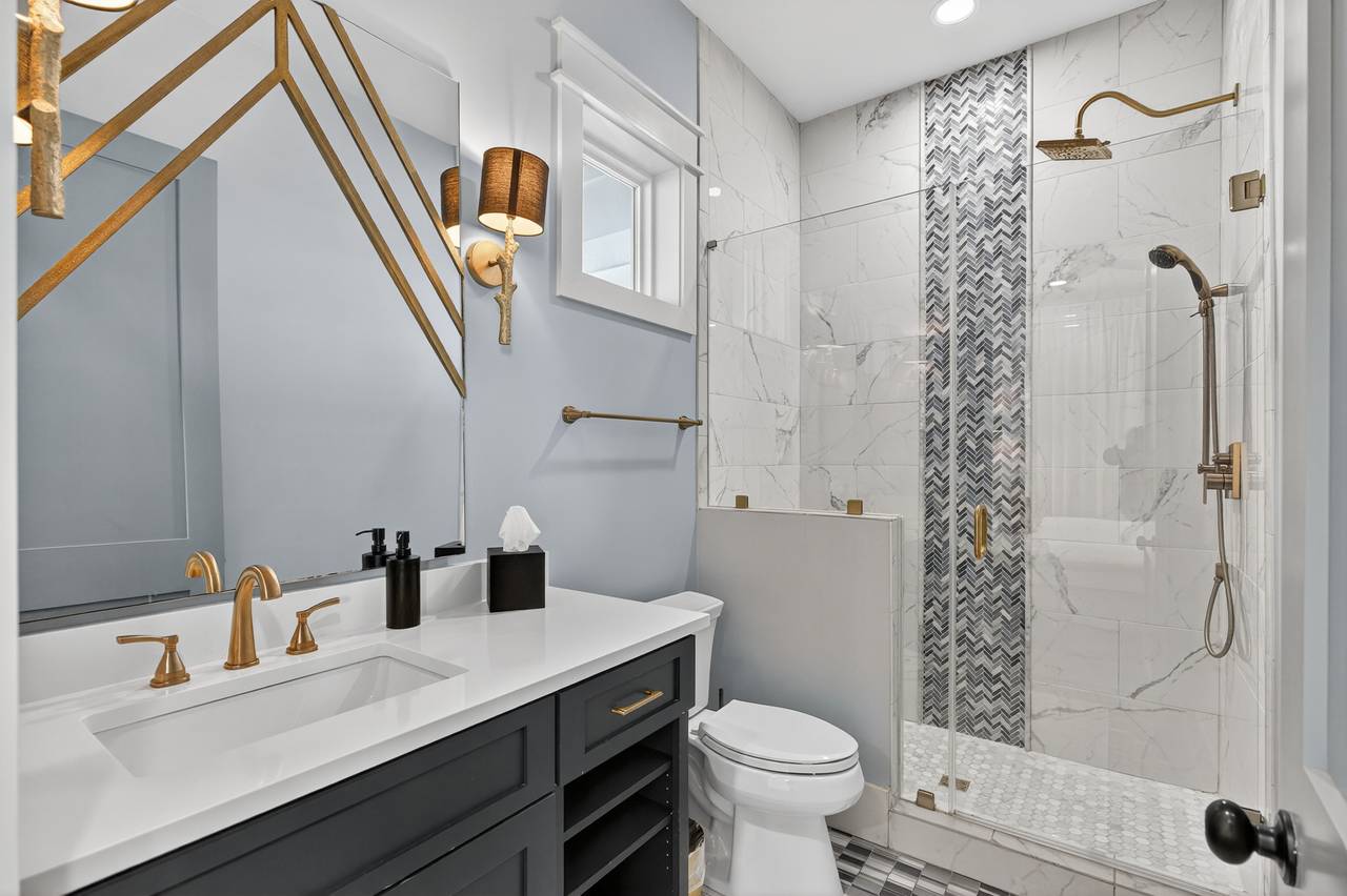 1st Floor - King Bed ensuite bathroom 1st Floor - King Bed ensuite bathroom