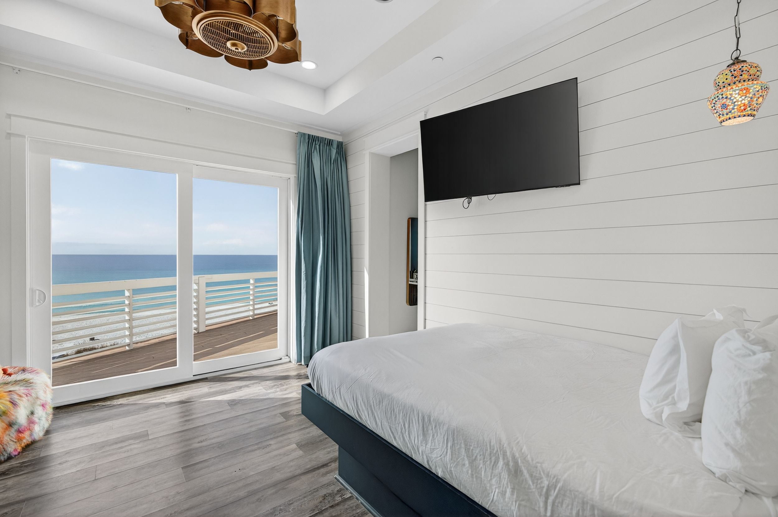 4th Floor - Queen bed, Queen-over-Queen bunk bed