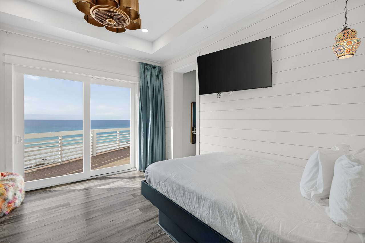 4th Floor - Queen bed, Queen-over-Queen bunk bed 4th Floor - Queen bed, Queen-over-Queen bunk bed