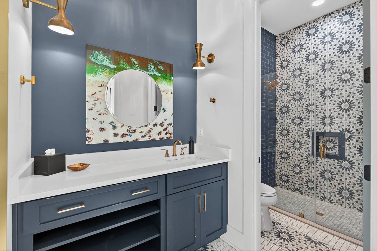 4th Floor - Bathroom 4th Floor - Bathroom