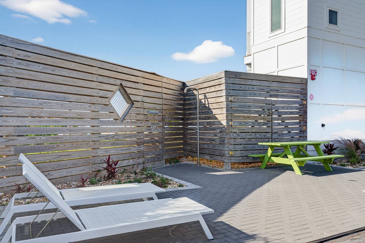 Outdoor Shower with Picnic Area Outdoor Shower with Picnic Area