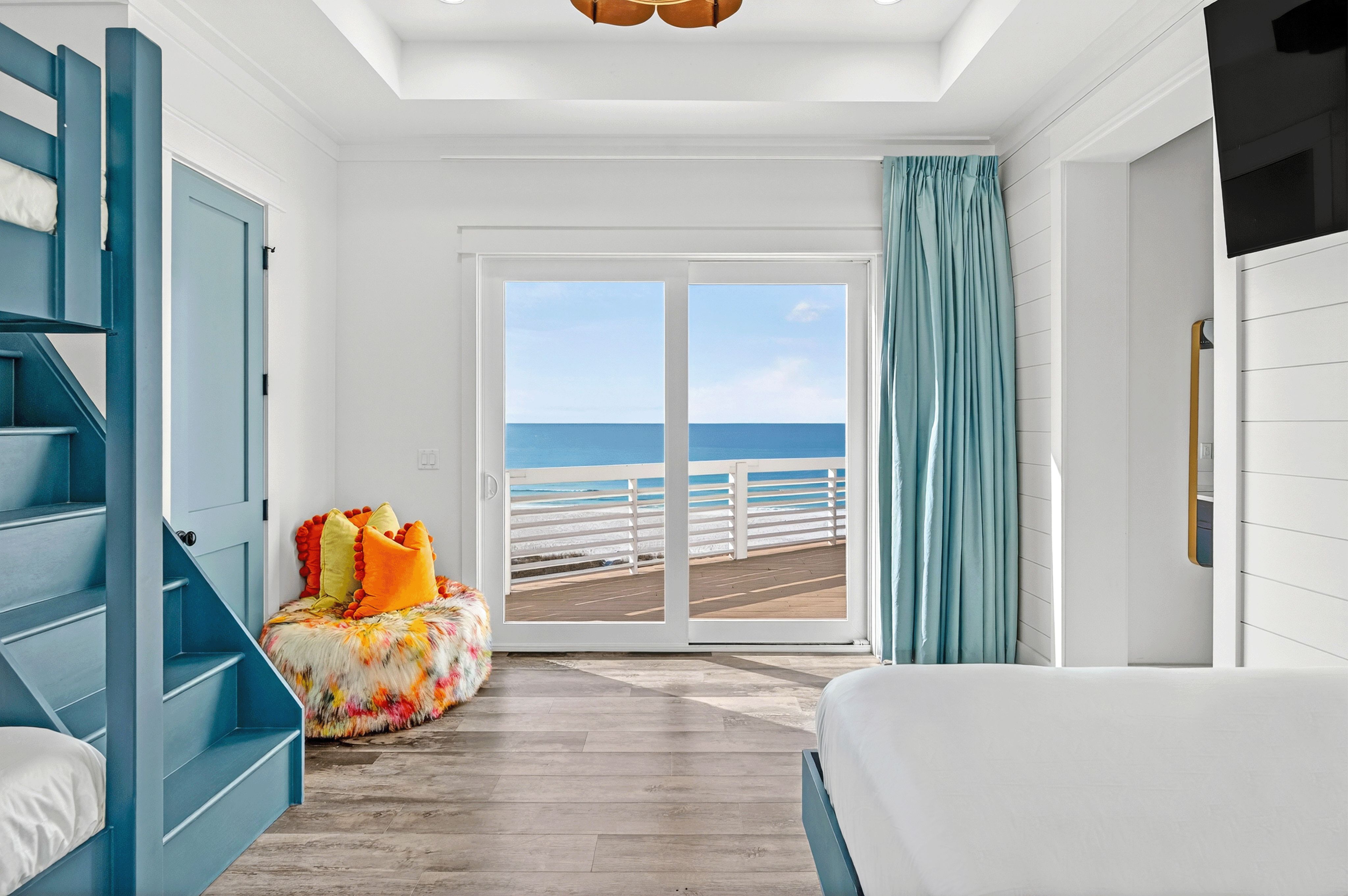 4th Floor - Queen bed, Queen-over-Queen bunk bed