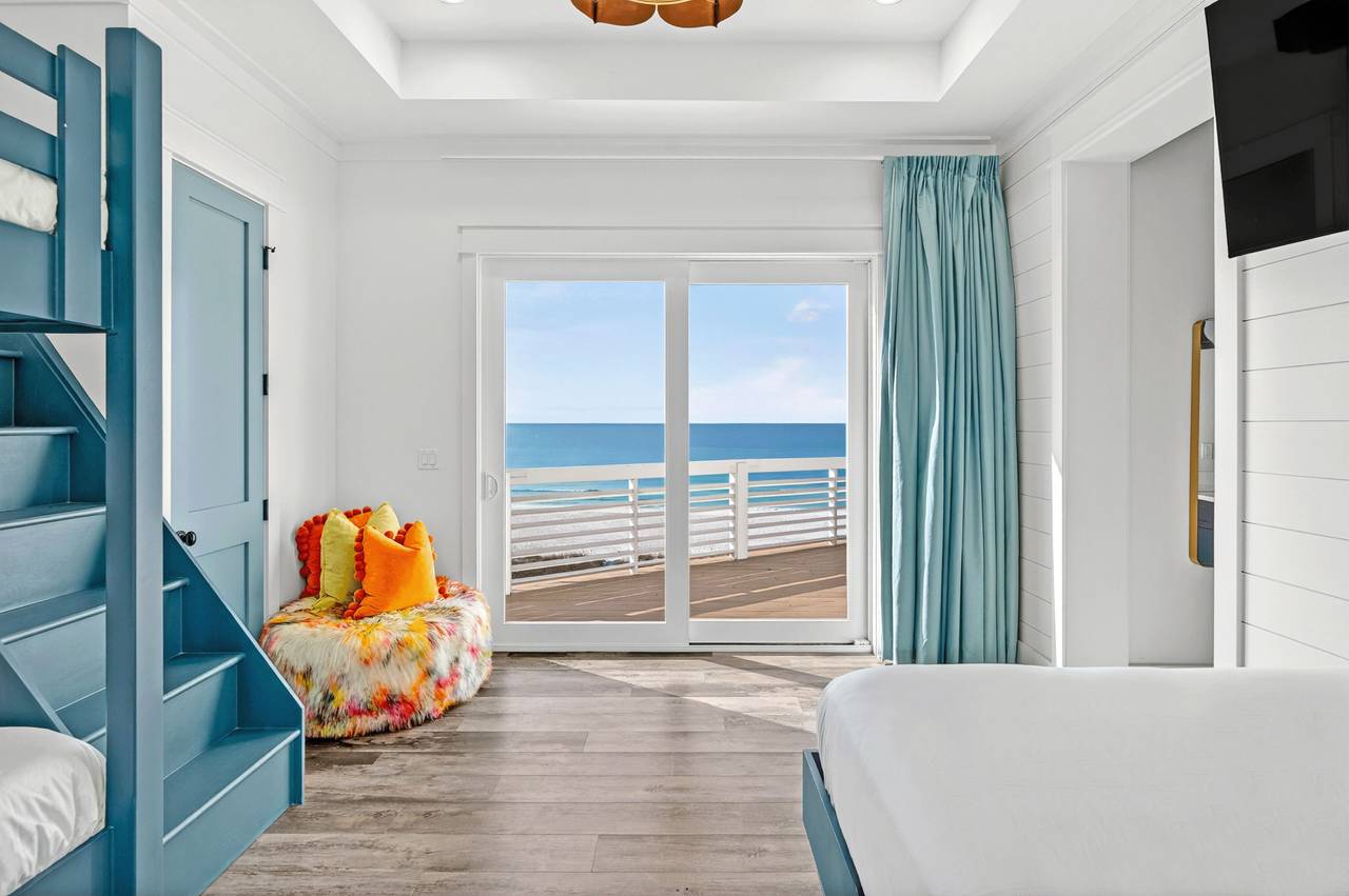 4th Floor - Queen bed, Queen-over-Queen bunk bed 4th Floor - Queen bed, Queen-over-Queen bunk bed