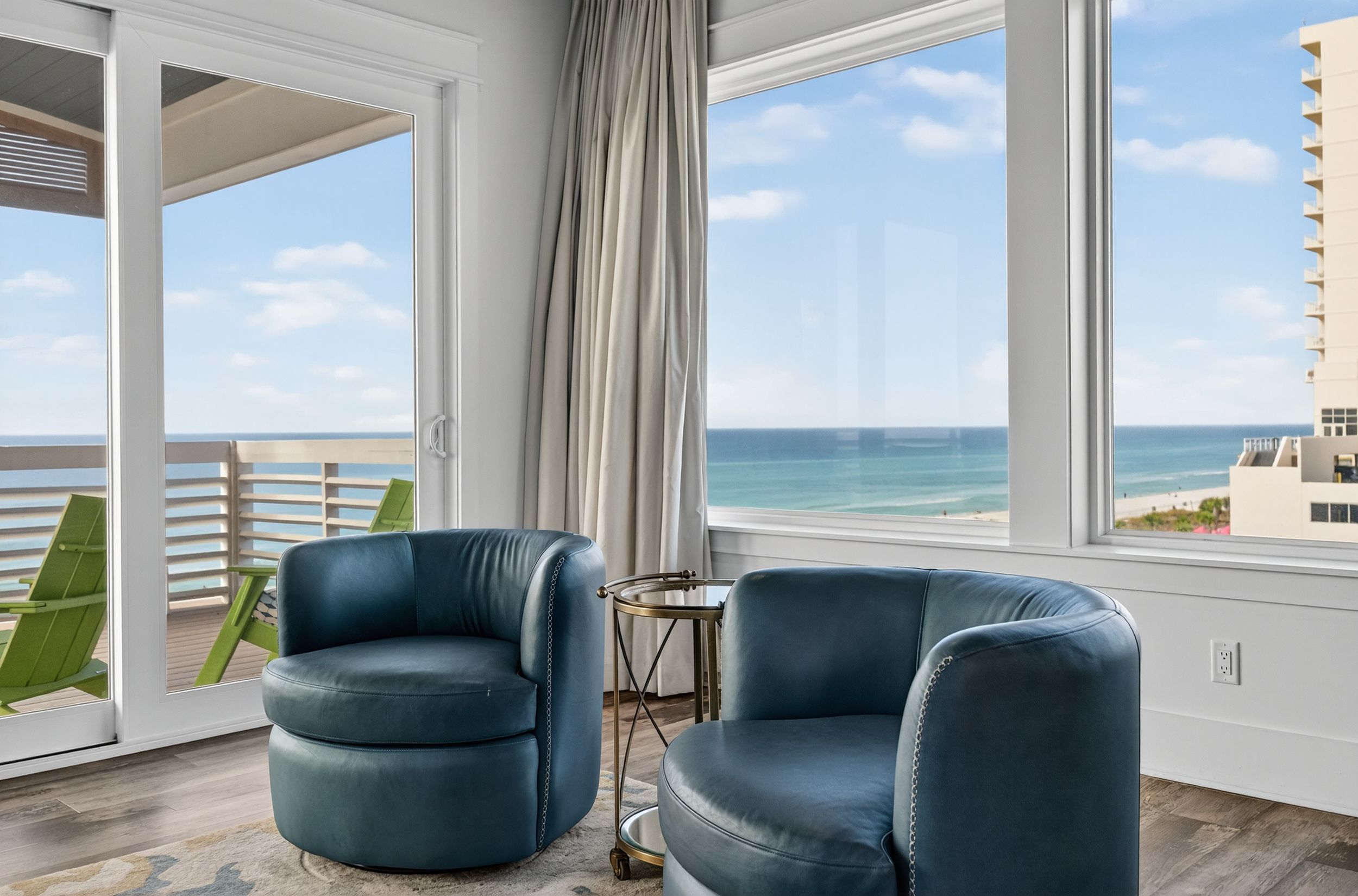 4th Floor - 2nd Living area