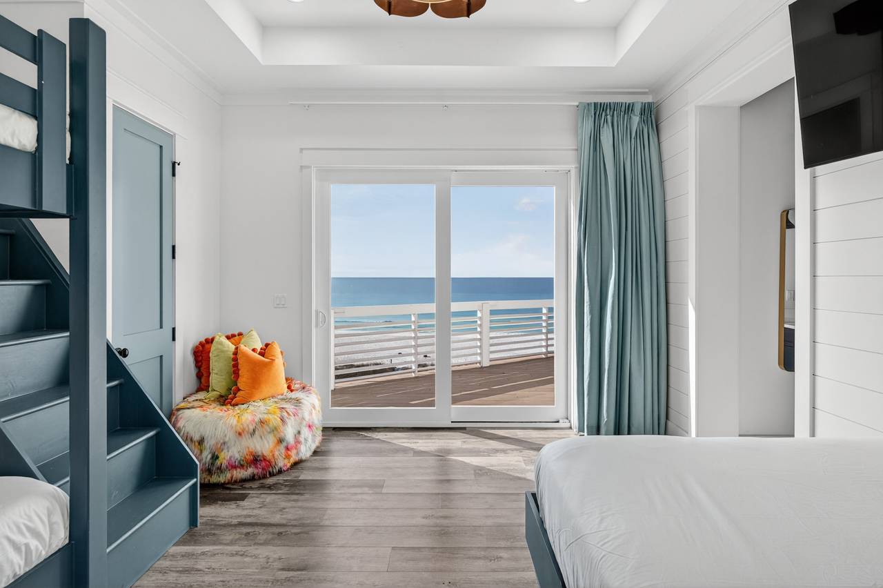 4th Floor - Queen bed, Queen-over-Queen bunk bed 4th Floor - Queen bed, Queen-over-Queen bunk bed