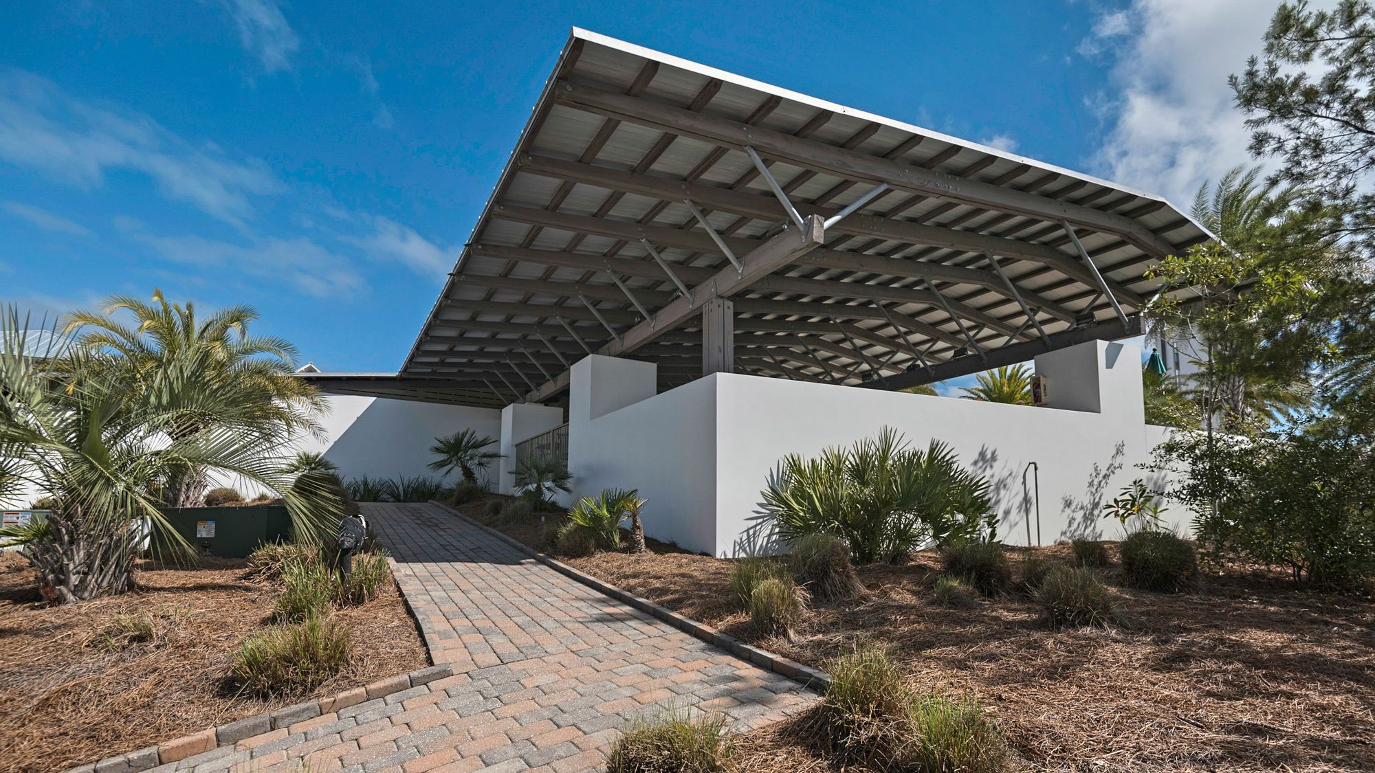 Highland Park Grounds & Amenities