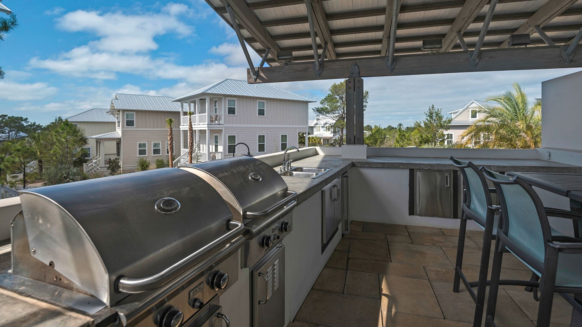 Highland Park Grounds & Amenities