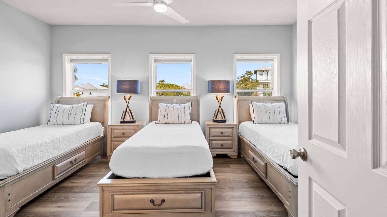 Salty Seabreeze 1st Floor - Guest Bedroom with 3 Twin beds Salty Seabreeze 1st Floor - Guest Bedroom with 3 Twin beds