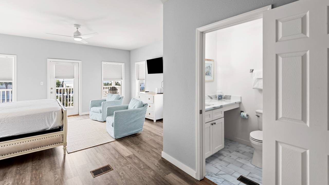 Salty Seabreeze 3rd Floor - 2nd King Suite with private bath Salty Seabreeze 3rd Floor - 2nd King Suite with private bath