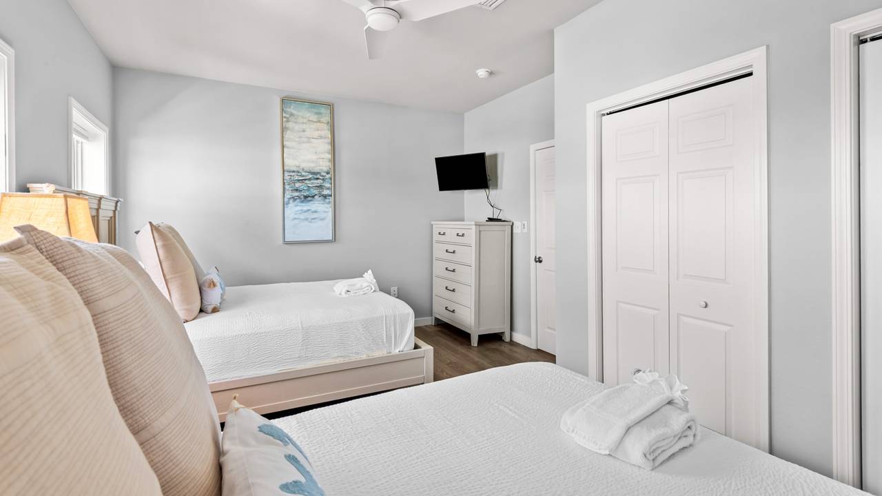 Salty Seabreeze 2nd Floor - Guest Bedroom with 2 Queen beds Salty Seabreeze 2nd Floor - Guest Bedroom with 2 Queen beds
