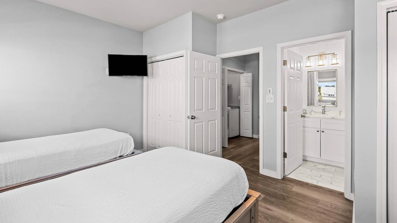 Salty Seabreeze 1st Floor - Guest Bedroom with 3 Twin beds Salty Seabreeze 1st Floor - Guest Bedroom with 3 Twin beds