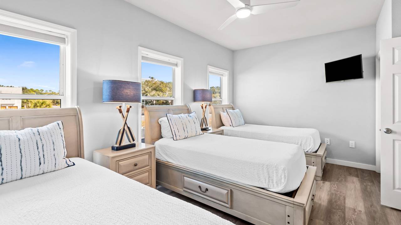 Salty Seabreeze 1st Floor - Guest Bedroom with 3 Twin beds Salty Seabreeze 1st Floor - Guest Bedroom with 3 Twin beds