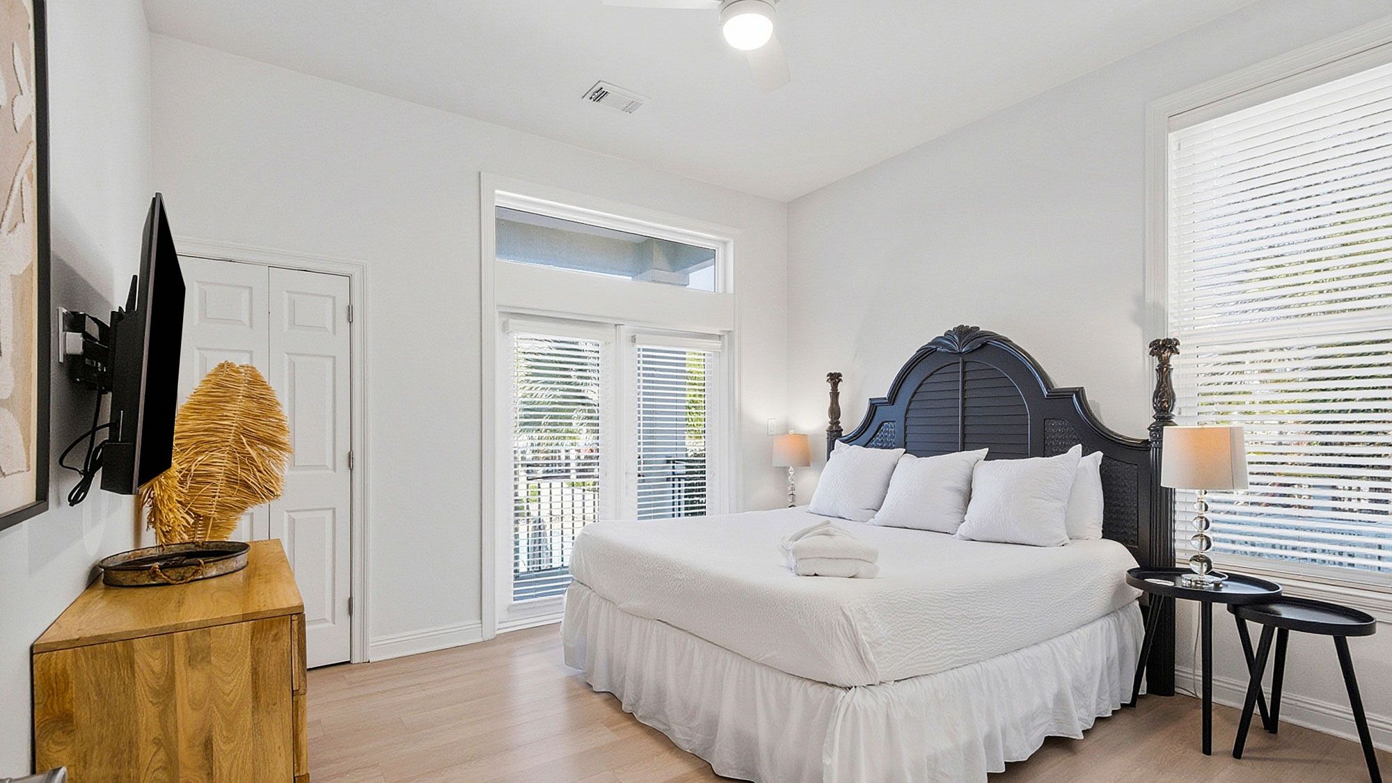 Camelot - 2nd King Suite with pool-facing balcony