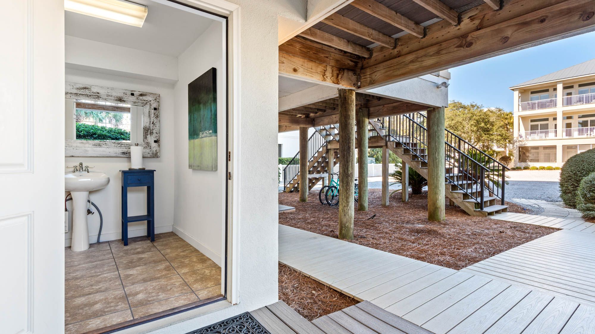 Camelot - Ground-level private bathroom