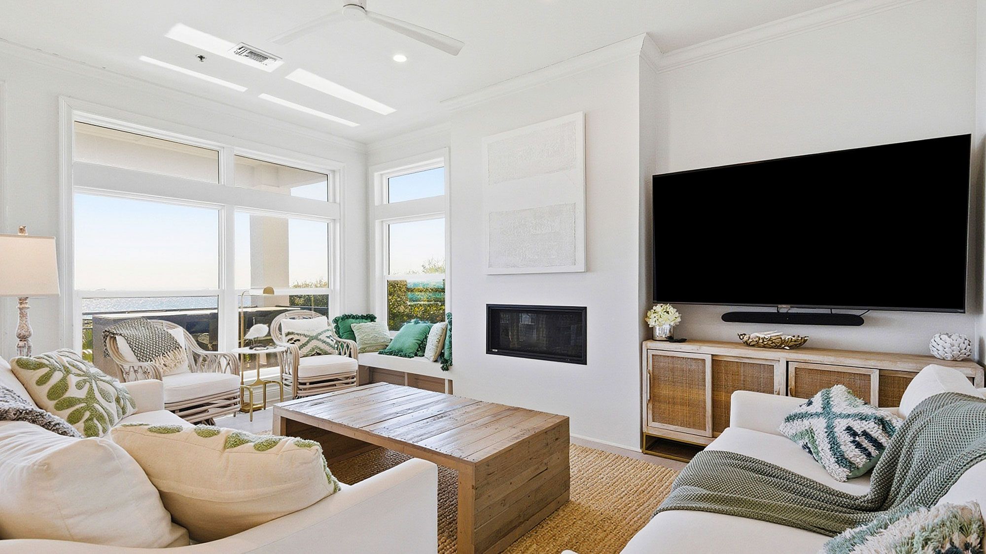 Camelot - Living area with direct balcony access