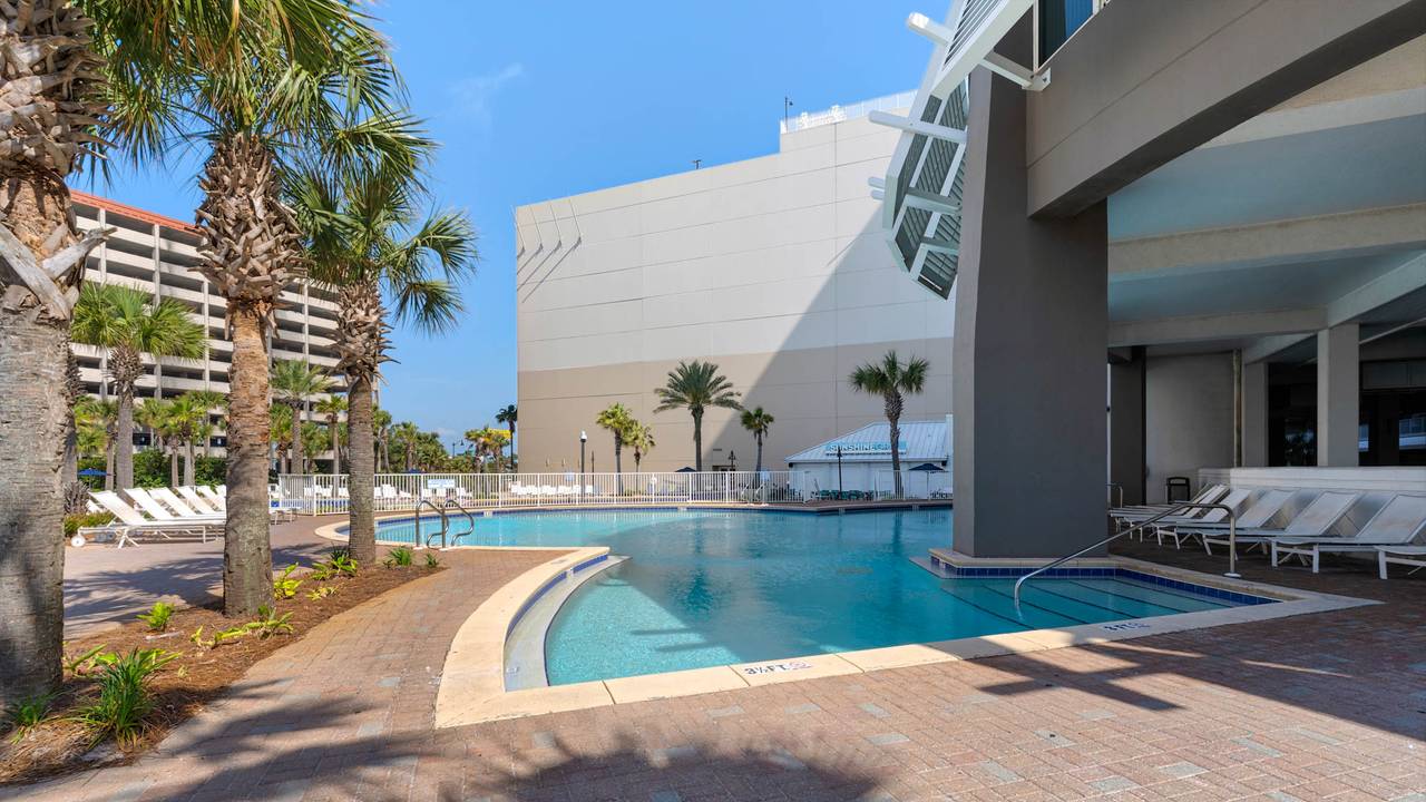 Laketown Wharf Grounds and Amenities Laketown Wharf Grounds and Amenities