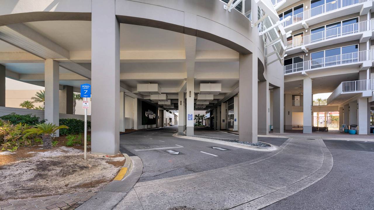 Laketown Wharf Grounds and Amenities Laketown Wharf Grounds and Amenities