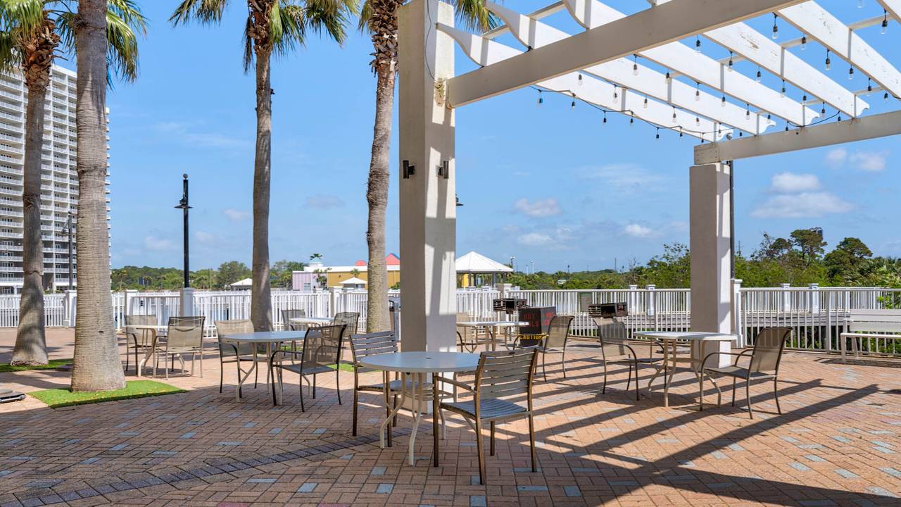 Laketown Wharf Grounds and Amenities Laketown Wharf Grounds and Amenities