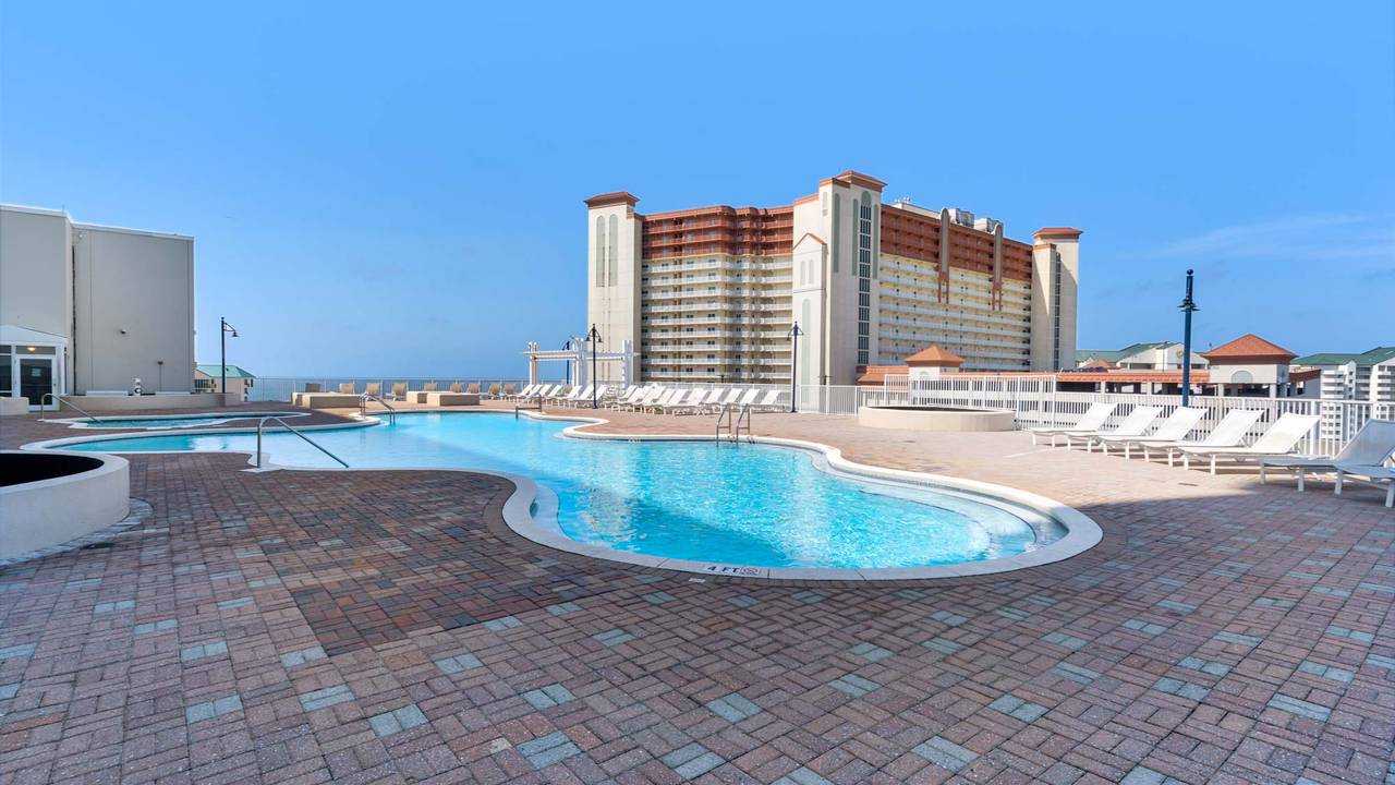 Laketown Wharf Grounds and Amenities Laketown Wharf Grounds and Amenities