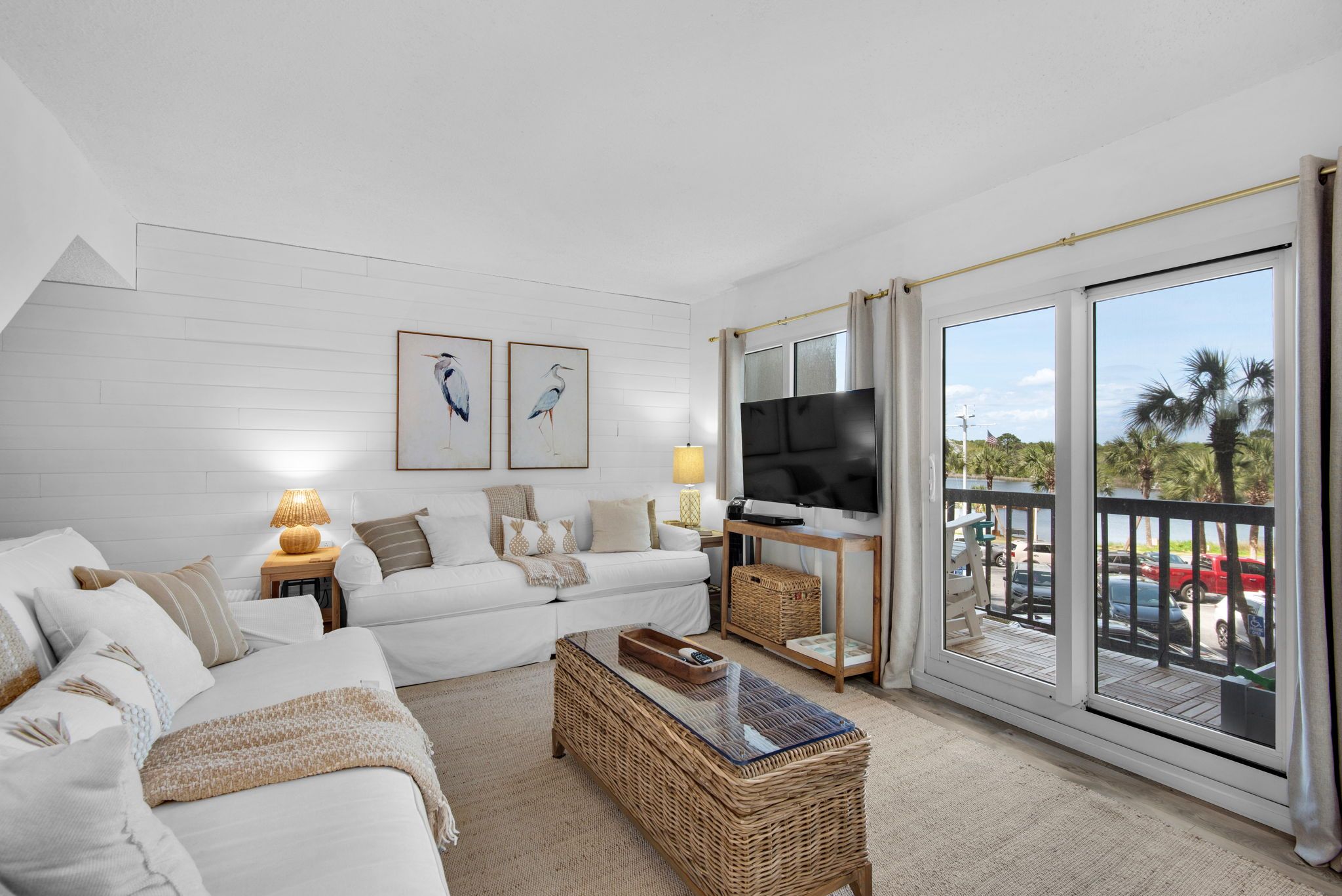 Pinnacle Port A140 Living area