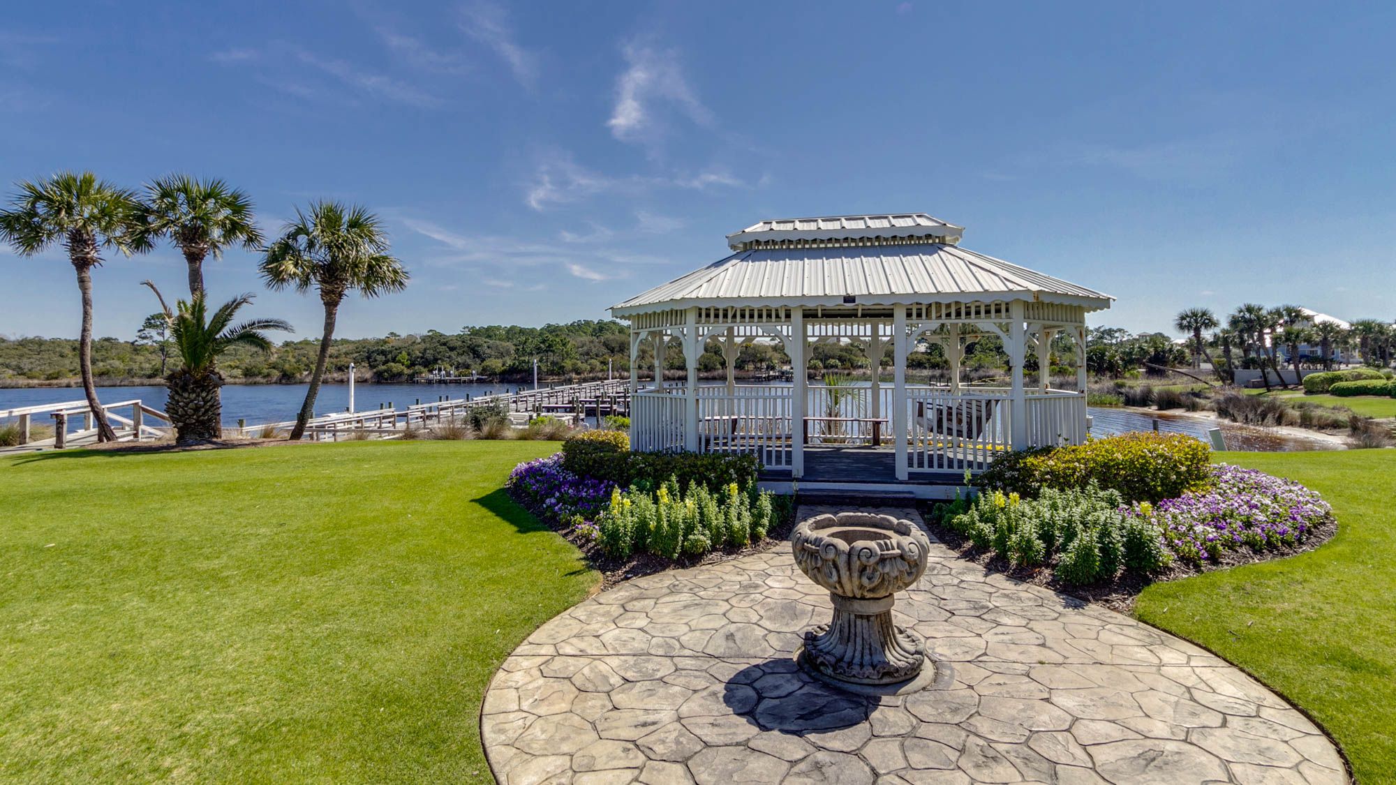 Pinnacle Port Grounds & Amenities