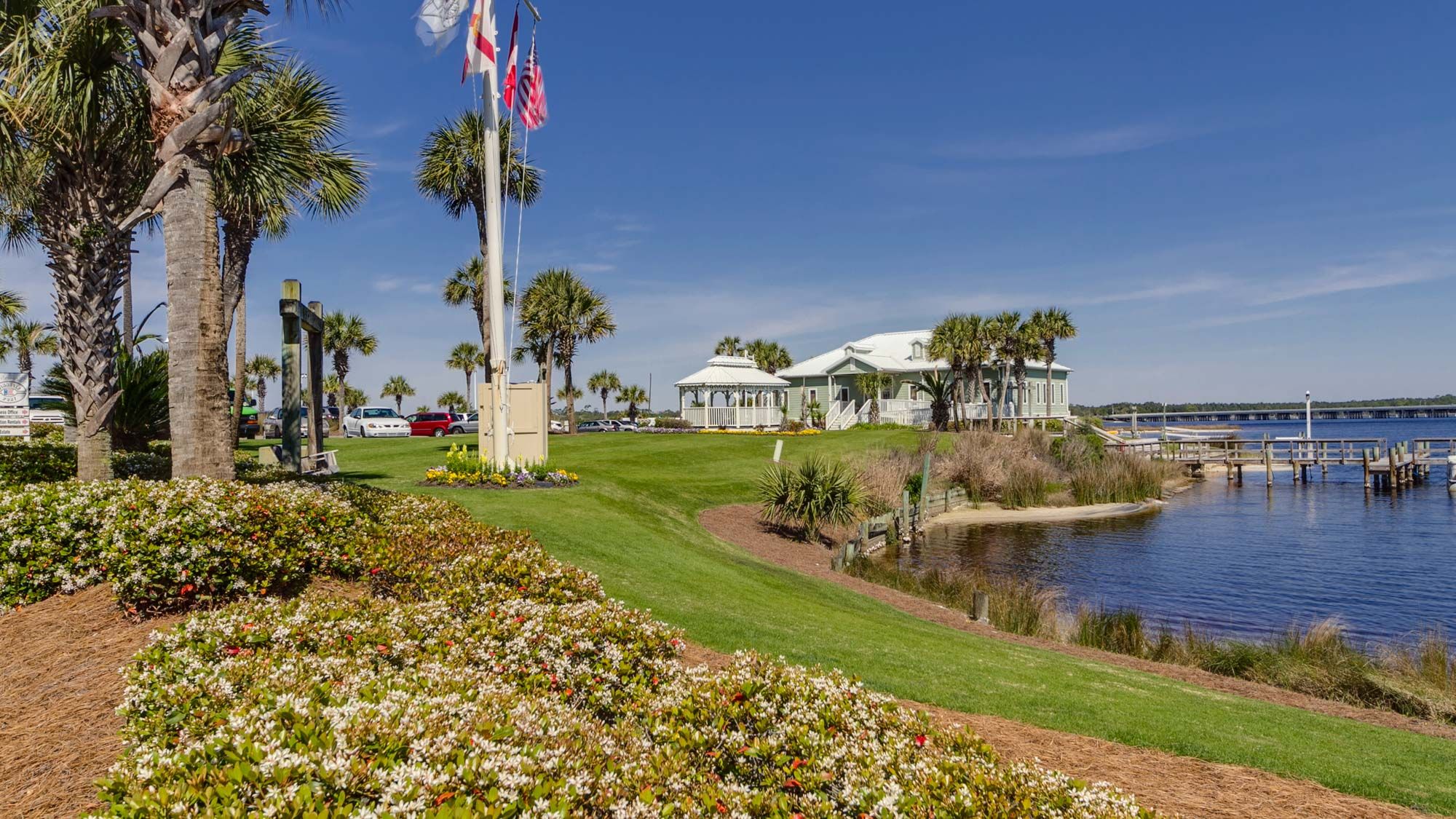 Pinnacle Port Grounds & Amenities