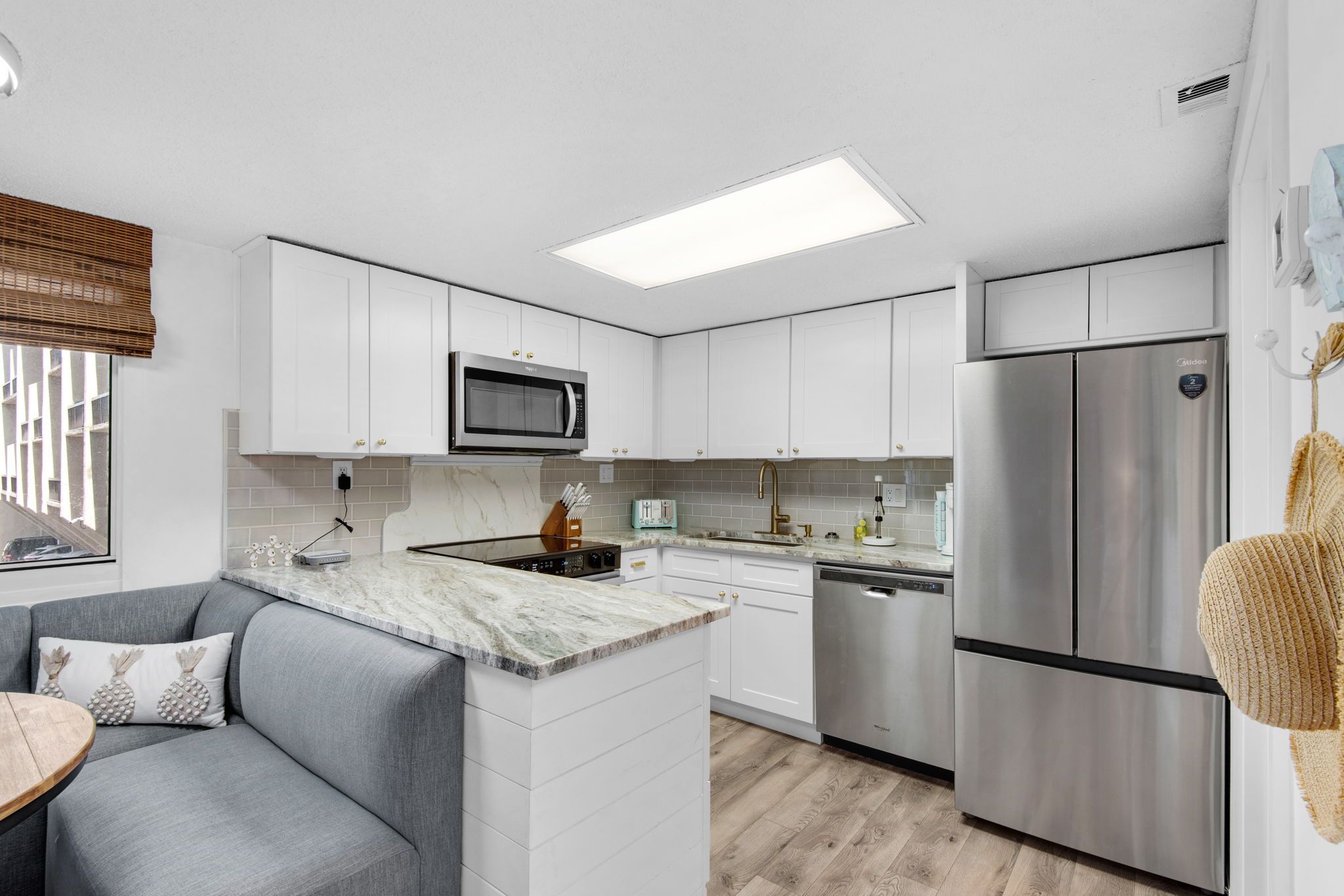 Pinnacle Port A140 Dining & Kitchen area