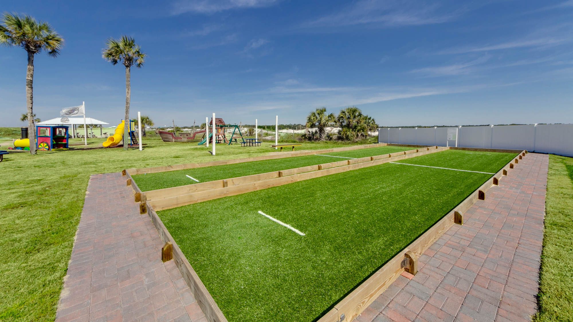 Pinnacle Port Grounds & Amenities